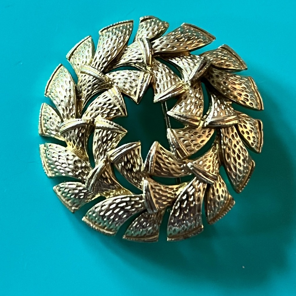 Vintage Corocraft Gold Wreath Brooch - Picture 2 of 7